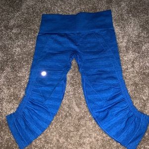 Very cropped lululemon blue workout leggings sz 6